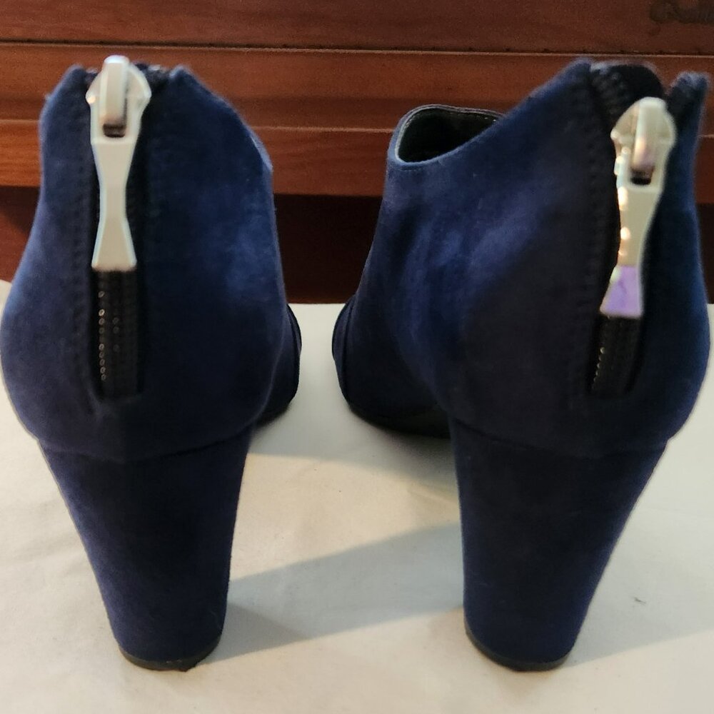 A2 by Aerosoles booties sz 9.5 M navy faux suede Sixth Avenue EUC - Picture 5 of 7